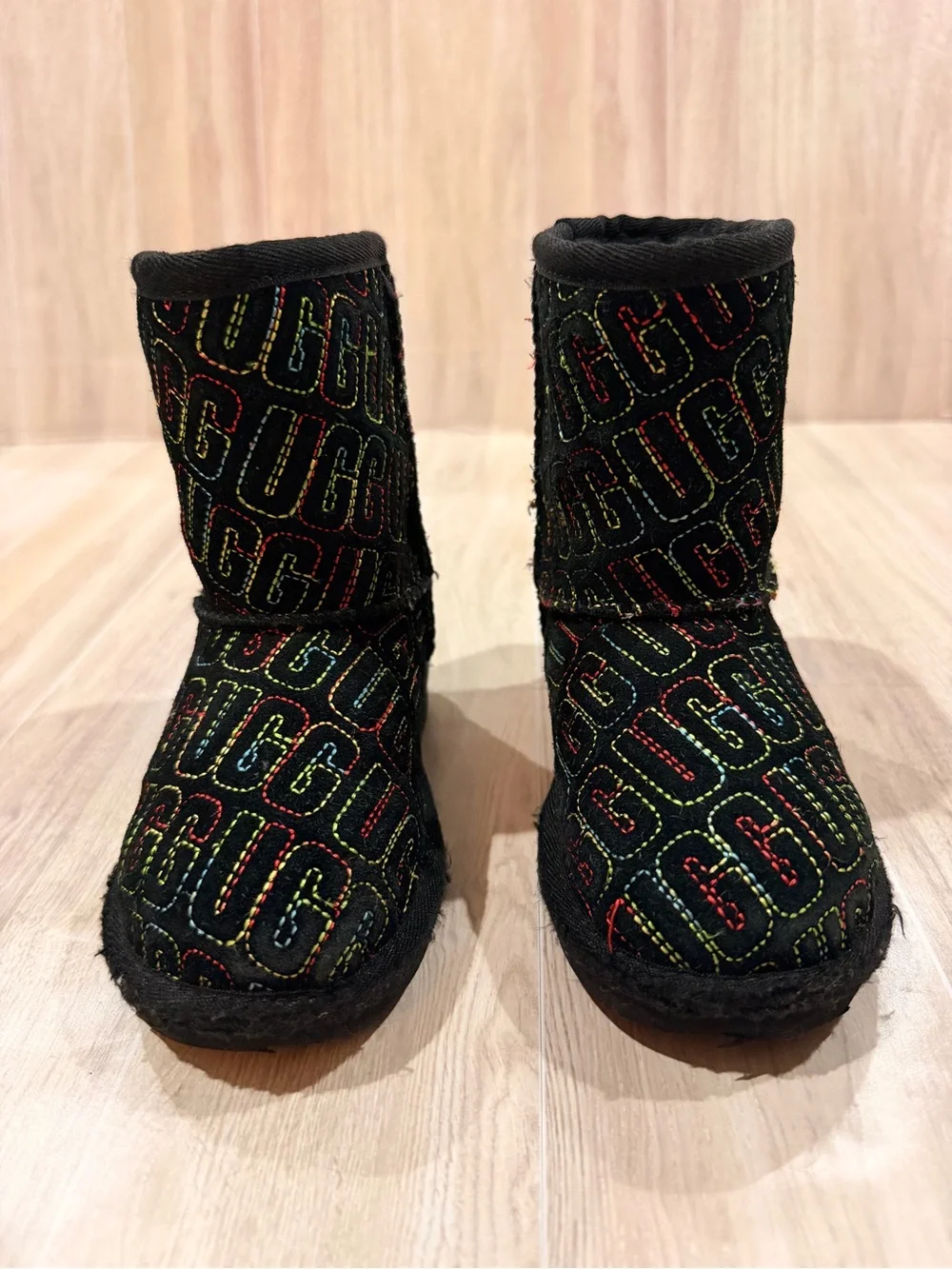 UGG Kids Classic Short Rainbow‎ Logo Embroidered Black Boots Size 8 Toddler